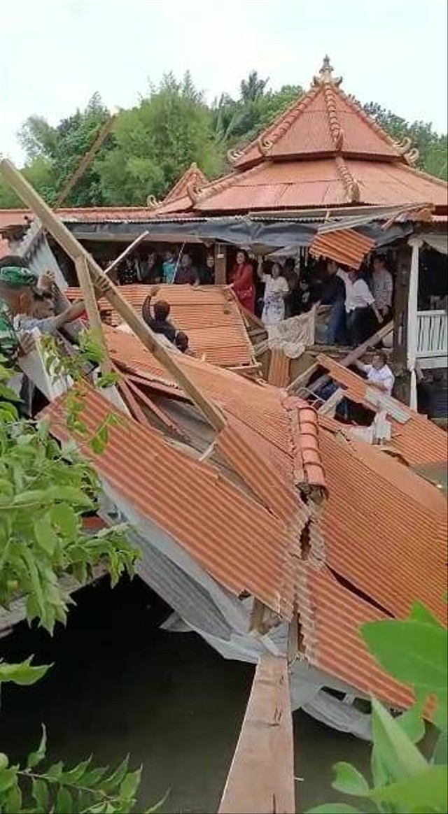 Pondokan di Campang Raya, Bandar Lampung roboh. | Foto: ist