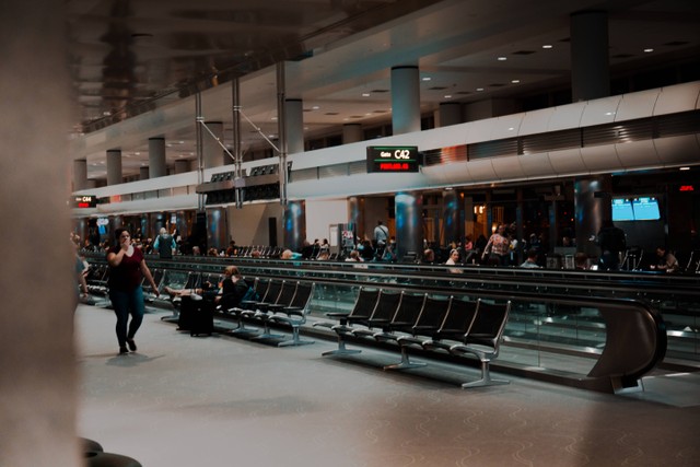 Cara Memilih Kursi Pesawat saat Check-In Online. Sumber: https://unsplash.com/@nikolasnoonan