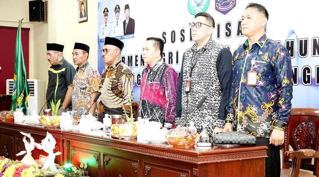 Dirjen Bina Keuangan Daerah (Keuda) Kemendagri Agus Fatoni (tengah) bersama jajaran Ditjen Keuda Kemendagri datang langsung ke Maluku Utara pada 22 Desember lalu. Foto: Dok. Kemendagri