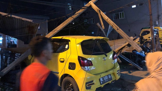 Reruntuhan bangunan menimpa sebuah mobil Agya di Mamuju akibat terjangan angin puting beliung. Foto: Istimewa