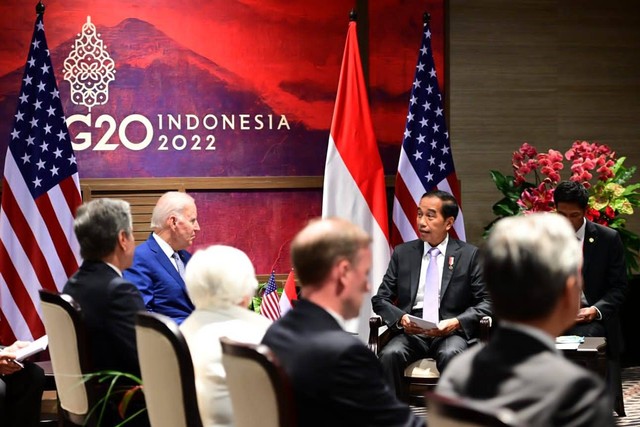 Presiden Jokowi saat melakukan pertemuan bilateral dengan Presiden Amerika Serikat Joe Biden, Senin (14/11/2022), di Hotel The Apurva Kempinski. (Foto: BPMI Setpres/Muchlis Jr)
