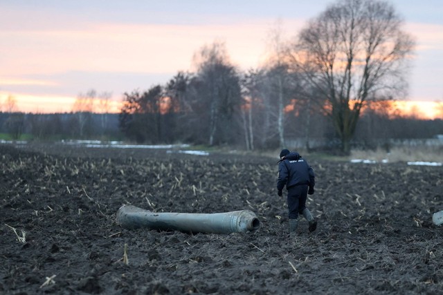 Penyidik mengecek pecahan amunisi rudal S-300 Ukraina yang dijatuhkan oleh pertahanan udara Belarusia di luar desa Harbacha di wilayah Grodno, Belarusia, Kamis (29/12/2022). Foto: Vadzim Yakubionak/BelTA/Handout via REUTERS