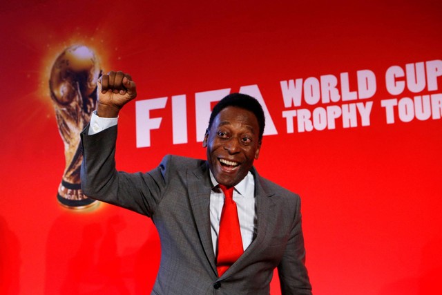 Legenda sepak bola Brasil Pele bereaksi ketika dia berpose setelah konferensi pers untuk mempresentasikan "Trophy Tour" global Piala Dunia FIFA di Paris, Prancis, 10 Maret 2014. Foto: Gonzalo Fuentes/REUTERS