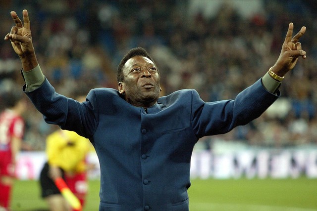 Legenda sepak bola Brasil Pele menyapa pendukung sebelum pertandingan sepak bola Divisi Pertama Real Madrid melawan Real Zaragoza di stadion Santiago Bernabeu Madrid, Spanyol, 16 Januari 2005. Foto: Andrea Comas/REUTERS