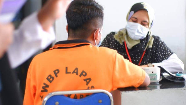 Seorang WBP Lapas Yogyakarta tengah menjalani skrining kesehatan oleh tenaga kesehatan. | Foto: Husni/ Humas Lapas Yogyakarta