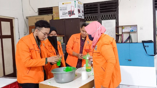 Mahasiswa KKN Universitas Ahmad Dahlan (UAD) membuat sabun cuci piring (Foto: Istimewa)