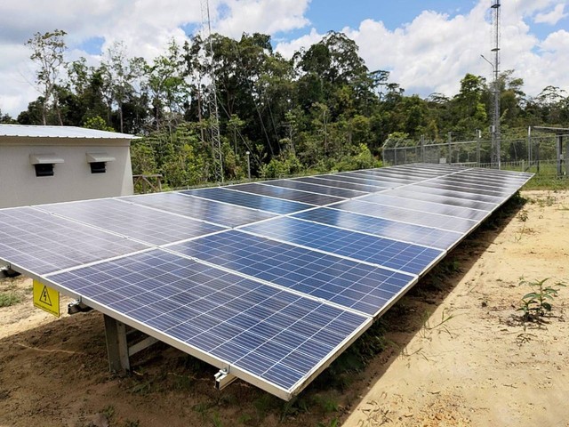 Pembangkit Listrik Tenaga Surya (PLTS) dengan total kapasitas 850 kWp untuk menerangi listrik di Papua Selatan. Foto PLN Papua