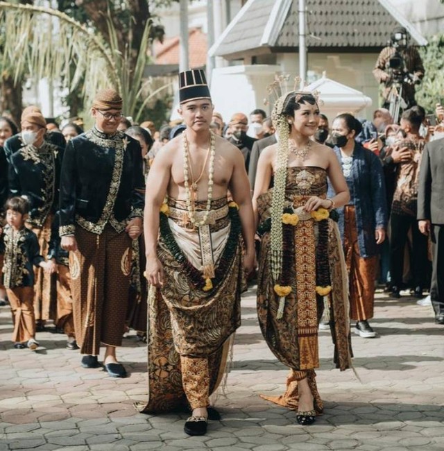 Kaesang Pangarep dan Erina Gudono berjalan bersama dengan menggunakan pakaian adat dodot (Dok: YouTube/Presiden Joko Widodo). 