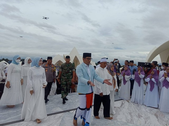 Gubernur Jawa Barat, Ridwan Kamil tiba di Masjid Al-Jabbar jelang diresmikan, Jumat (30/12). Foto: Dok. Istimewa