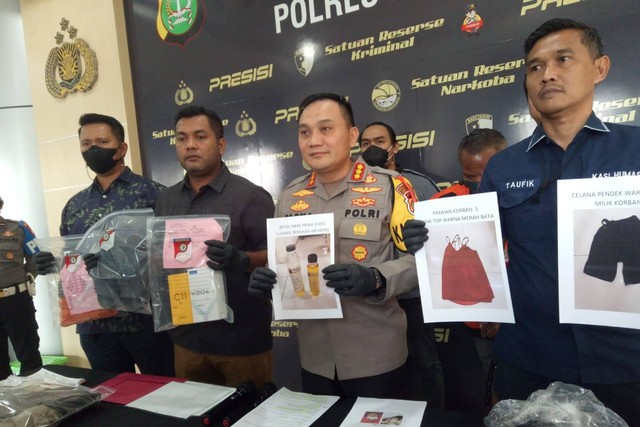 Rizal alias Ahmad (48), pelaku penyiraman air keras terhadap istri dan anaknya sendiri hingga tewas di Cengkareng saat dihadirkan dalam rilis kasus di Mapolres Metro Jakarta Barat, Jumat (30/12/2022). Foto: Ananta Erlangga/kumparan