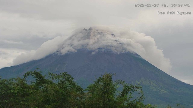 Gunung Merapi Keluarkan Awan Panas Guguran Sejauh 900 Meter | Kumparan.com