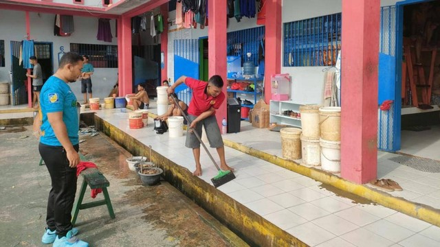 Petugas mengawasi kebersihan di blok hunian. dok Humas LPN Samarinda
