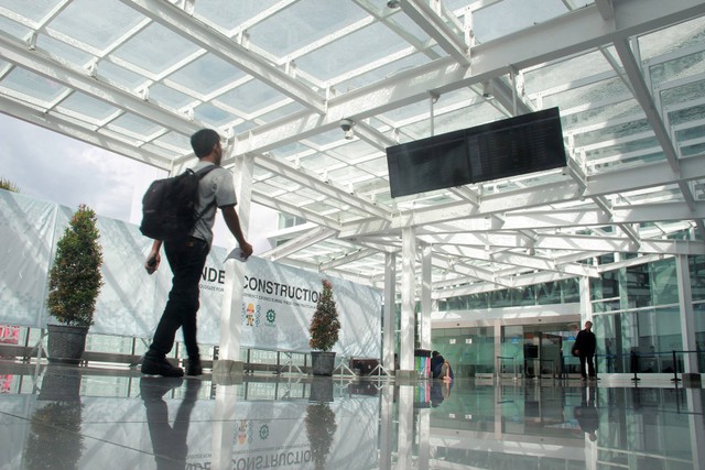 Ilustrasi penumpang di bandara. Foto: Triawanda Tirta Aditya/Shutterstock