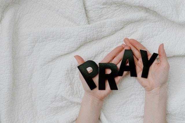 Ilustrasi sifat religius yang dimiliki seseorang. Foto: Pexels/Tara Winstead