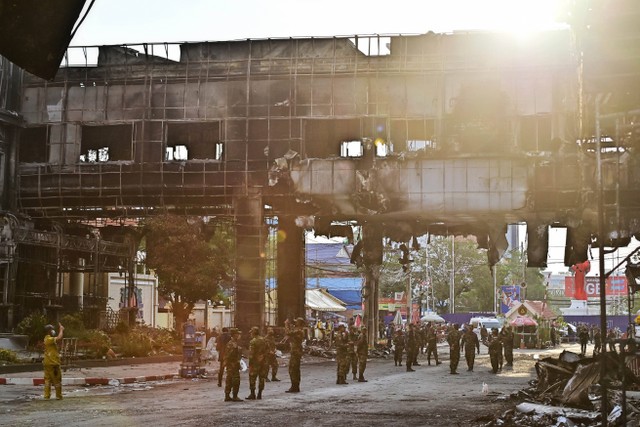 Tentara Kamboja berpatroli di bagian hotel-kasino Grand Diamond City yang hancur setelah kebakaran di Poipet pada 30 Desember 2022. Foto: Lillian Suwanrumpha/AFP