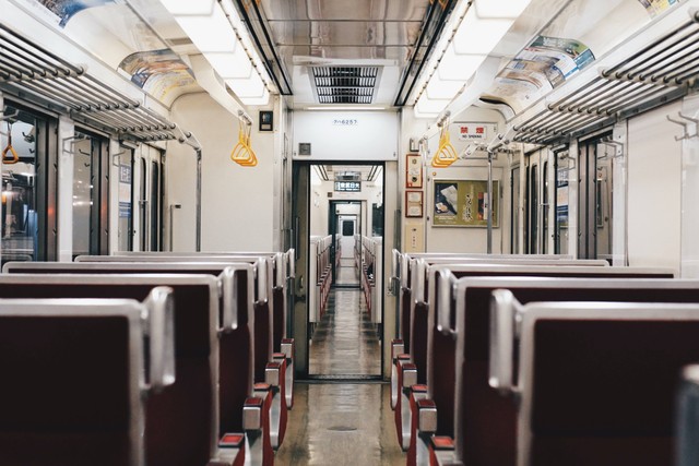 cara pilih tempat duduk kereta api. sumber foto : unsplash/finan.