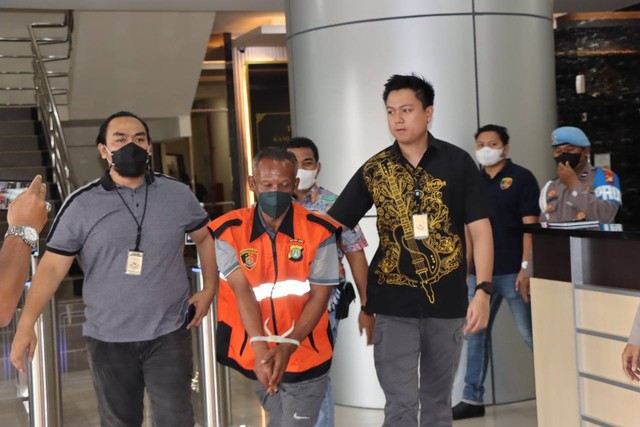 Rizal alias Ahmad, pelaku penyiraman air keras terhadap istri dan anaknya sendiri hingga tewas di Cengkareng saat dihadirkan dalam rilis kasus di Mapolres Metro Jakarta Barat, Jumat (30/12). Foto: Dok. Istimewa