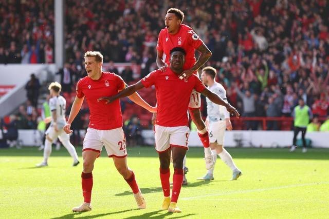 Selebrasi pemain Nottingham Forest Taiwo Awoniyi usai mencetak gol ke gawang Liverpool pada pertandingan lanjutan Liga Inggris di The City Ground, Nottingham, Inggris. Foto: David Klein/REUTERS