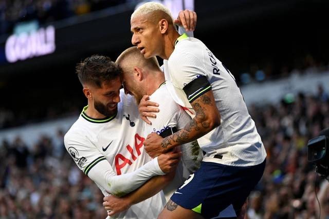 Pemain Tottenham Hotspur Eric Dier merayakan mencetak gol kedua mereka dengan Rodrigo Bentancur dan Richarlison saat hadapi Leicester City di Stadion Tottenham Hotspur, London, Inggris, Sabtu (17/9/2022). Foto: Tony Obrien/REUTERS