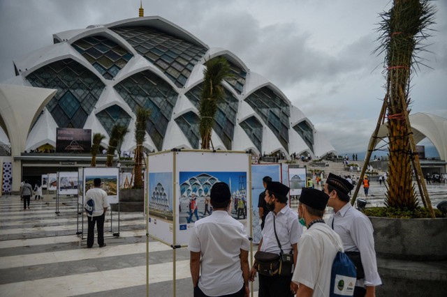 Sejumlah warga melihat sebuah karya pada pameran foto Masjid Raya Al Jabbar di Gedebage, Bandung, Jawa Barat, Jumat (30/12/2022).  Foto: Raisan Al Farisi/ANTARA FOTO