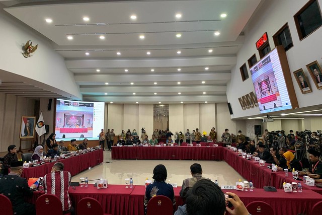 Suasana sidang pleno terbuka hasil verifikasi ulang Partai Ummat di ruang rapat lantai 2 Kantor KPU RI, Jakarta, Jumat (30/12/2022). Foto: Luthfi Humam/kumparan