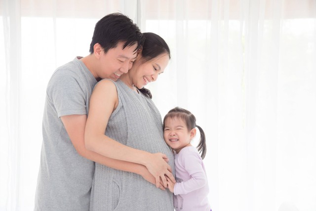 Ilustrasi ibu hamil dan keluarga. Foto: Shutterstock