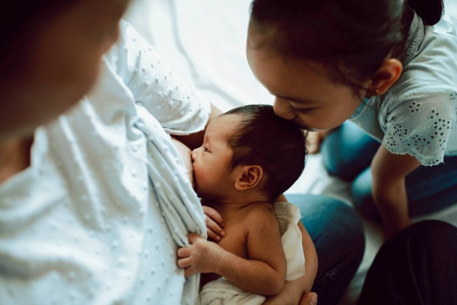 Ilustrasi ibu menyusui anak kedua. Foto: Shutterstock