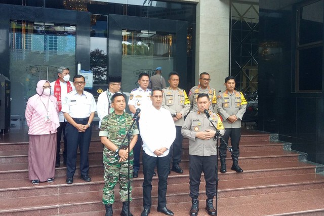 PJ Gubernur Jakarta Heru Budi Hartono (tengah) bertemu Kapolda Metro Jaya Irjen Fadil Imran (kanan) membahas pengamanan perayaan tahun baru di Gedung Promoter, Jakarta, Jumat (30/12/2022). Foto: Ananta Erlangga/kumparan