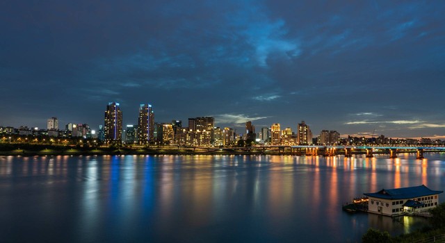 Potret suasana perkotaan di tepian Sungai Han, Seoul, Korea Selatan. Sumber : Gambar oleh <a href="https://pixabay.com/id/users/seoulinspired-12152046/?utm_source=link-attribution&amp;utm_medium=referral&amp;utm_campaign=image&amp;utm_content=4119805">Ethan Brooke</a> dari <a href="https://pixabay.com/id//?utm_source=link-attribution&amp;utm_medium=referral&amp;utm_campaign=image&amp;utm_content=4119805">Pixabay</a>