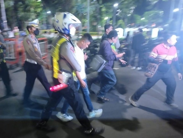 Pria Gemetar Diadang Polisi di Surabaya, Ternyata Bawa Sabu dan Ekstasi (501204)