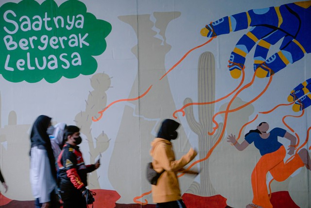 Masyarakat berjalan di terowongan Kendal, Jakarta Selatan, Jumat (30/12/2022). Foto: Jamal Ramadhan/kumparan