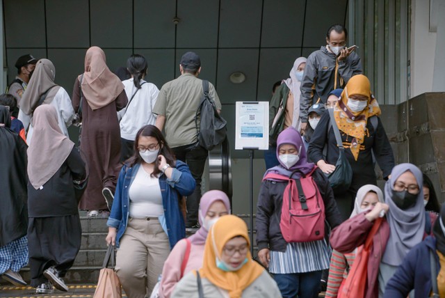 Masyarakat berjalan di terowongan Kendal, Jakarta Selatan, Jumat (30/12/2022). Foto: Jamal Ramadhan/kumparan