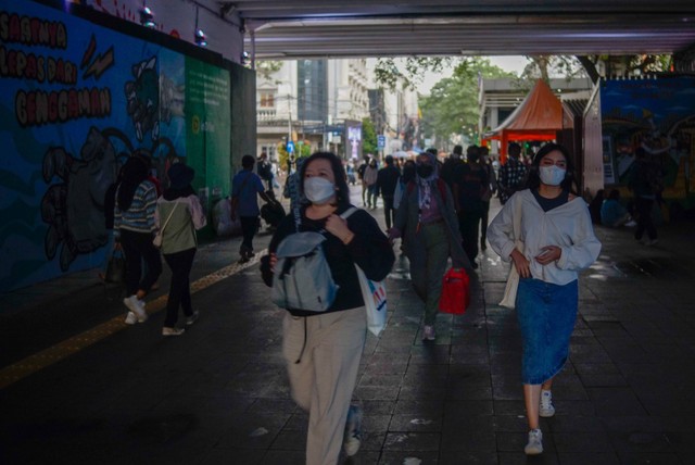 Masyarakat berjalan di terowongan Kendal, Jakarta Selatan, Jumat (30/12/2022). Foto: Jamal Ramadhan/kumparan