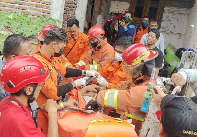 Jatuh dari Atap Rumah, Pria di Surabaya Dilarikan ke Rumah Sakit
