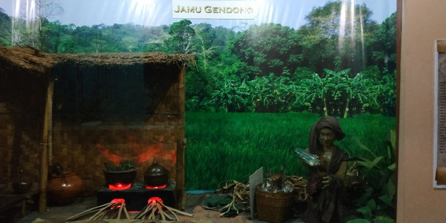 Gambar foto: Penataan vitrin Jamu Gendong. di Museum Nasional Sejarah Alam Indonesia. (Sumber dok. MUNASAIN BRIN/koleksi pribadi)