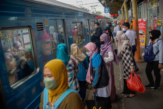 Suasana di Stasiun Sudirman, Jakarta, Jumat (30/12/2022). Foto: Jamal Ramadhan/kumparan