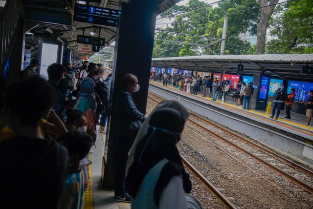 Suasana di Stasiun Sudirman, Jakarta, Jumat (30/12/2022). Foto: Jamal Ramadhan/kumparan