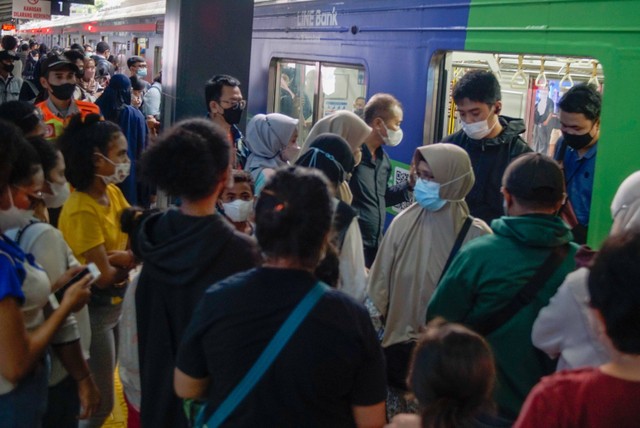 Suasana di Stasiun Sudirman, Jakarta, Jumat (30/12/2022). Foto: Jamal Ramadhan/kumparan