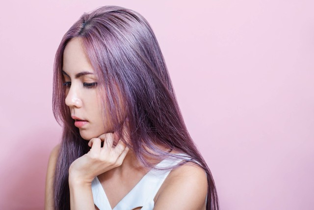 Ilustrasi perempuan dengan rambut berwarna. Foto: Shutterstock