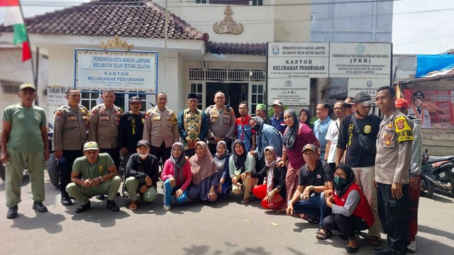 Polsek Teluk Betung Selatan saat mendengarkan aspirasi dan keluhan masyarakat kelurahan Pesawahan. | Dok Polsek Teluk Betung Selatan