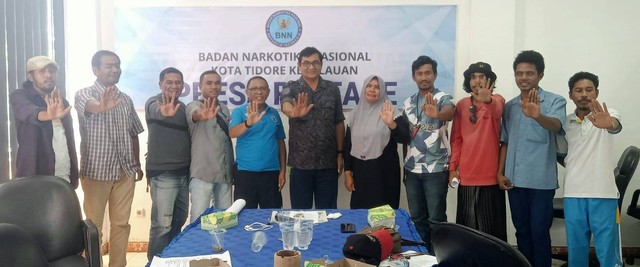 Kepala Badan Narkotika Nasional Kota Tidore Kepulauan, Maluku Utara, AKBP Busranto Abdullatif (tengah) bersama sejumlah wartawan usai press rilis akhir tahun. Foto: Istimewa