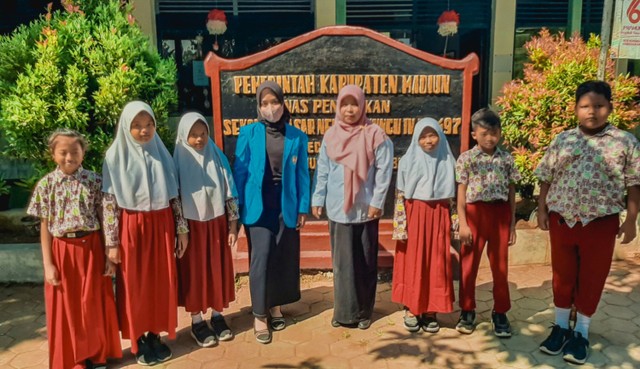 Foto bersama guru dan siswa kelas IV SDN Wungu 04 (Sekolah Penggerak).