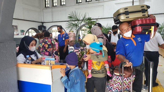 Penumpang di Stasiun Pasar Senen dan Stasiun Gambir. Foto: PT KAI