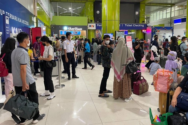 Penumpang di Stasiun Pasar Senen dan Stasiun Gambir. Foto: PT KAI