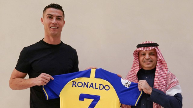Cristiano Ronaldo bersama presiden Al Nassr, Musali Al-Muammar. Foto: Instagram/Al Nassr