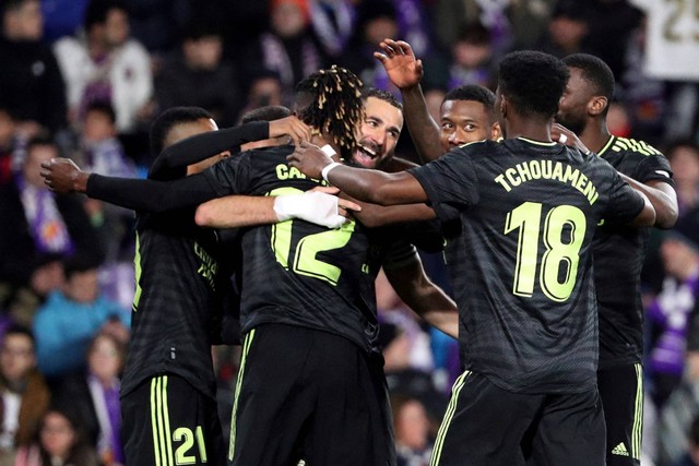 Pemain Real Madrid Karim Benzema merayakan gol pertama mereka bersama rekan setimnya saat lawan Real Valladolid di Estadio Jose Zorrilla, Valladolid, Spanyol, Jumat (30/12/2022). Foto: Violeta Santos Moura/REUTERS