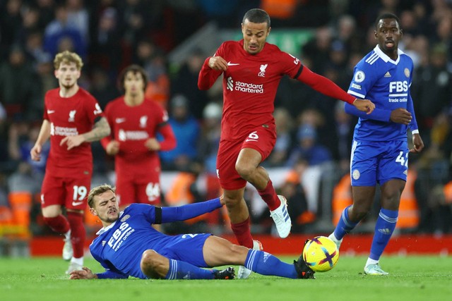 Pemain Leicester City Kiernan Dewsbury-Hall dan Boubakary Soumare beraksi dengan pemain Liverpool Thiago Alcantara di Stadion Anfield, Liverpool, Inggris, Jumat (30/12/2022). Foto: Carl Recine/REUTERS