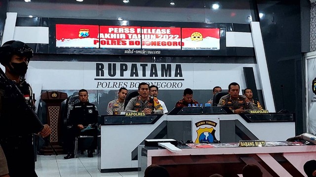 Kapolres Bojonegoro, AKBP Muhammad, saat beri keterangan dalam Konferensi Pers Analisa dan Evaluasi (Anev) terkait situasi Kamtibmas di Kabupaten Bojonegoro tahun 2022. (Foto: Imam BeritaBojonegoro)