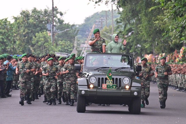 Mayjen TNI Farid Makruf menjalani prosesi penyambutan sebagai warga baru di Markas Komando Daerah Militer V Brawijaya. Foto: Istimewa