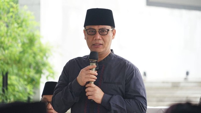 Wakil Ketua MPR RI sekaligus Ketua DPP PDI Perjuangan Ahmad Basarah berziarah ke makam Fatmawati Soekarno di TPU Karet Bivak, Sabtu (31/12). Foto: Dok. PDIP